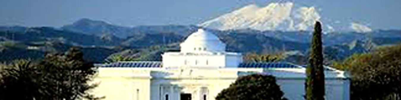 The Sarjeant Art Gallery on the hill with the Whanganui ranges behind it